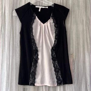 ⭐️ Schumacher layered black & white lace trim short sleeve top v-neck women 2